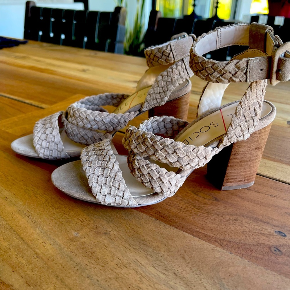 NWOT Sole Society Evelina stack heel dressy sandal Suede Size 6 Color Coffee